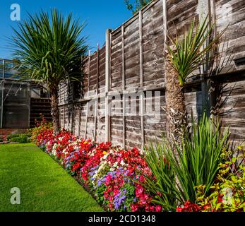 Aiuole colorate in un giardino nazionale britannico Foto Stock