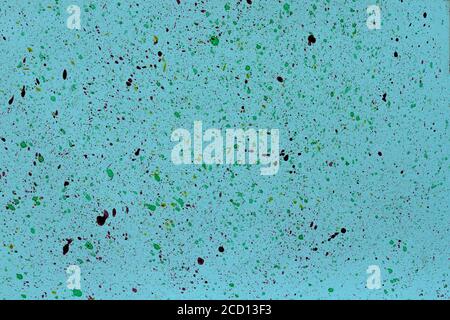 Frammento di acquerello dipinto a mano, vivaci macchie multicolore su carta blu. Sfondo astratto Foto Stock