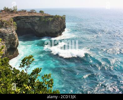 Vista panoramica delle scogliere e delle acque blu dell'oceano nelle vicinanze di Angel's Billabong a Nusa Penida, Indonesia Foto Stock