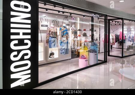 Hong Kong, Cina. 25 Agosto 2020. Marchio di moda italiana di lusso Moschino store visto a Hong Kong. Credit: SOPA Images Limited/Alamy Live News Foto Stock