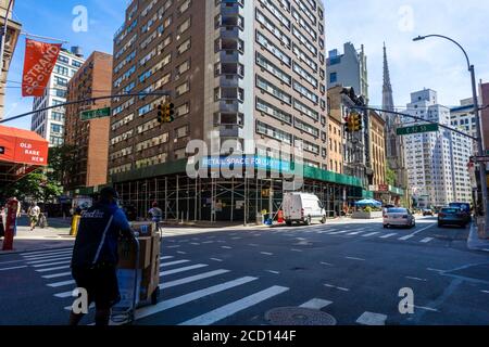 Spazio al dettaglio in affitto in un edificio di appartamenti nel quartiere Greenwich Village a New York durante la pandemia COVID-19 giovedì 20 agosto 2020. (© Richard B. Levine) Foto Stock