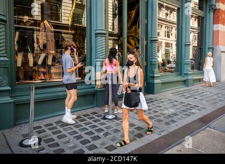 Gli acquirenti aspettano di entrare nel negozio Prada di Soho a New York domenica 23 agosto 2020. ( © Richard B. Levine) Foto Stock