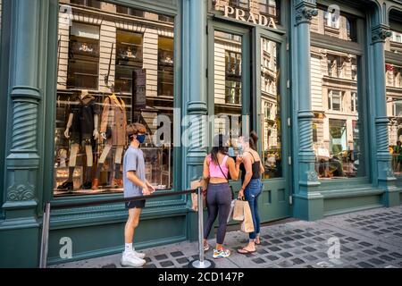 Gli acquirenti aspettano di entrare nel negozio Prada di Soho a New York domenica 23 agosto 2020. ( © Richard B. Levine) Foto Stock