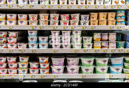 Contenitori di varie marche di yogurt in un supermercato di raffreddamento a New York Venerdì, 21 agosto 2020. (© Richard B. Levine) Foto Stock