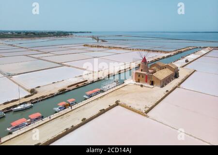 Mulino di Infarsa Salina nei pressi di Marsala, Trapani, Italia Foto Stock