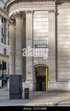 Ingresso di Threadneedle Street alla stazione della metropolitana Bank nella City di Londra. Foto Stock