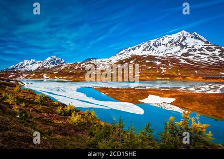 Mount Ascension, Resurrection Peaks e Half Frozen Lost Lake, Chugach National Forest, Kenai Peninsula, Alaska centro-meridionale in primavera Foto Stock