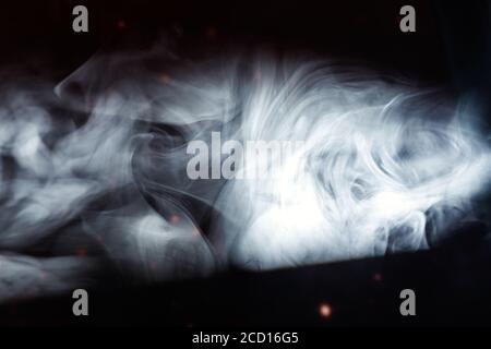 Raggio di luce con fumo e faretti antinebbia sul palco. Illuminazione scena Foto Stock