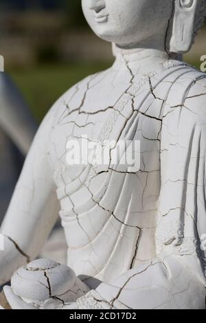 Una statua del Buddha si schiantava nel Giardino di mille Buddha ad Arlee, Montana, il 24 luglio 2020. Fondata da Gochen Tulku Sang-ngag Rinpoche nel 2000 Foto Stock