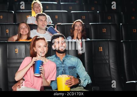 i giovani attrattivi ottengono il piacere da premiere, primo piano foto. hobby, interesse Foto Stock