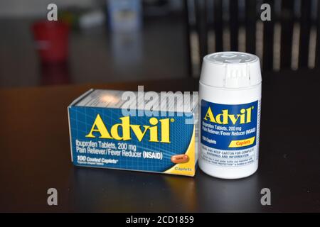 San Antonio, Texas/USA - 25 agosto 2020: Una bottiglia di Advil sopra il farmaco contro il dolore. Antidolorifici/Fever Reducer Ibuprofen Caplette compresse NSA Foto Stock