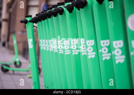Scooter a bullone rivestiti per il noleggio tramite app per telefono Foto Stock