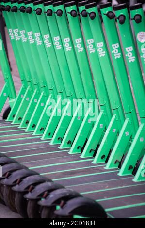 Scooter a bullone rivestiti per il noleggio tramite app per telefono Foto Stock