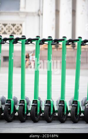 Scooter a bullone rivestiti per il noleggio tramite app per telefono Foto Stock