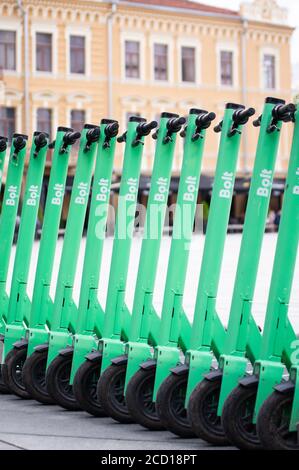 Scooter a bullone rivestiti per il noleggio tramite app per telefono Foto Stock