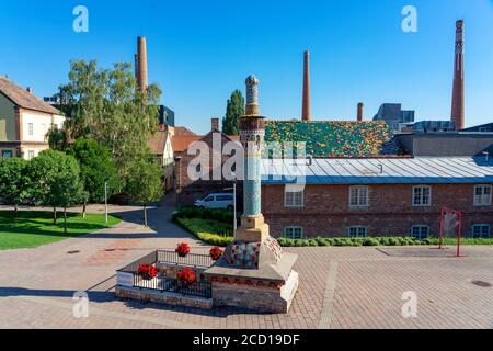 Pecs, Ungheria - 21.08.2020: Bellissimi edifici colorati nel famoso quartiere colorato di Zsolnay a Pécs con la statua colorata e camini decorati Foto Stock