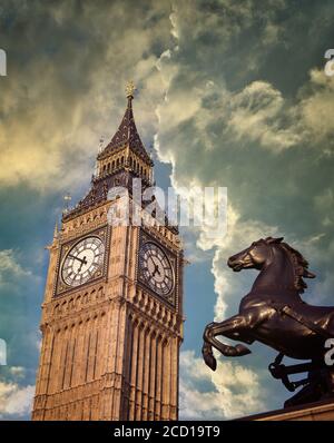 GB - LONDRA: Elizabeth Tower (Big ben) al Parlamento Foto Stock