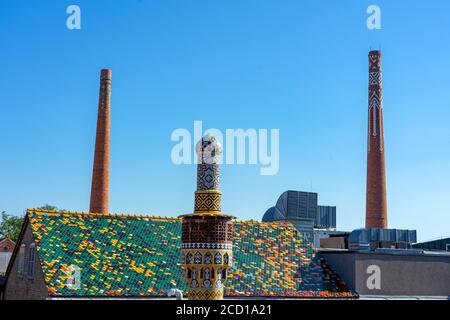 Pecs, Ungheria - 21.08.2020: Bellissimi edifici colorati nel famoso quartiere colorato di Zsolnay a Pécs con la statua colorata e camini decorati Foto Stock