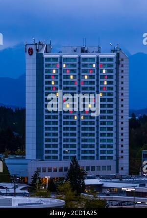 Sheraton Hotel al tramonto con camere illuminate nella forma di un cuore a Surrey; British Columbia, Canada Foto Stock