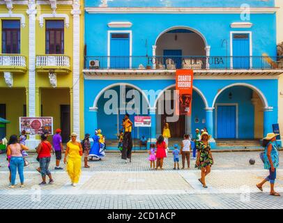 Havana, Cuba, 2019 luglio, artisti di strada e turisti in Piazza della Città Vecchia Foto Stock