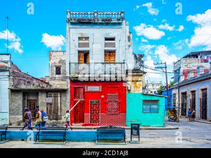 L'Avana, Cuba, 2019 luglio, operai delle costruzioni che camminano vicino ad alcuni edifici colorati nella parte più antica della capitale Foto Stock