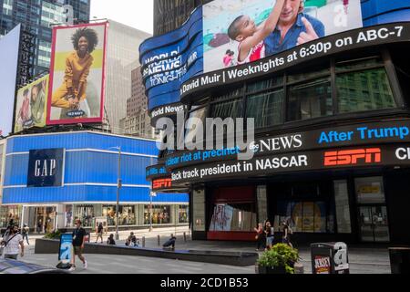 Giro In Giro Moving Billboard presso ABC TV News Network Studios a Times Square, New York, Stati Uniti Foto Stock