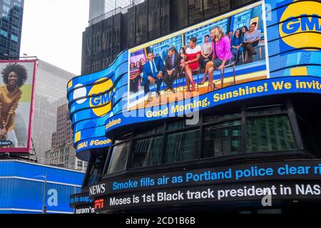 Giro In Giro Moving Billboard presso ABC TV News Network Studios a Times Square, New York, Stati Uniti Foto Stock