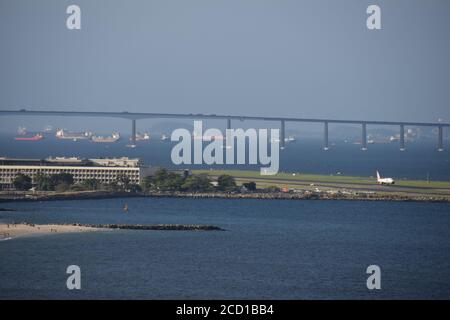 Aeroporto Santos Dumont pista di Rio de Janeiro Brasile Guanabara baia atterraggio in aereo Foto Stock