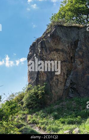 Una parete di roccia dello Stenzelberg contro il blu sky.in luglio. Foto Stock