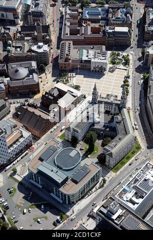 Vista aerea della Leeds Beckett Business School, della Civic Hall e di Millennium Square, Leeds, West Yorkshire Foto Stock