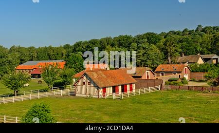 Maneggio in tradizionale stile pietra in mattoni e prati in una giornata di sole nella regione dell'Oise, Francia, vista ad alto angolo Foto Stock