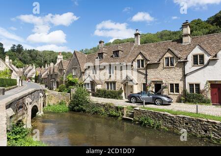 Weavers' cottage e Bybrook River, 'Castle Combe', pittoresco villaggio di Cotswolds, Wiltshire, Inghilterra, Regno Unito Foto Stock