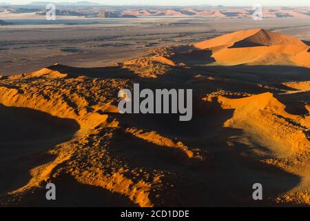 Dune rosse di Sossusvlei, Namibia, che fanno parte del mare di sabbia del Namib, classificate come Patrimonio dell'Umanità dall'UNESCO nel 2013. Vista da un volo in elicottero. Foto Stock