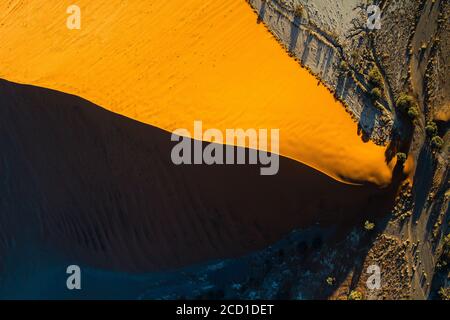 La famosa duna 45 a Sossusvlei, Namibia, classificata come Patrimonio Mondiale dell'UNESCO nel 2013. Vista da un volo in elicottero. Foto Stock