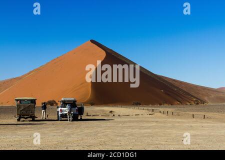 La famosa duna 45 a Sossusvlei, Namibia, che fanno parte del mare di sabbia del Namib, classificato come Patrimonio Mondiale dell'Umanità dall'UNESCO nel 2013. Foto Stock