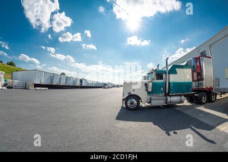 Banchine di carico da magazzino con carrelli Foto Stock