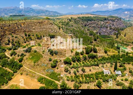 Veduta aerea dei resti dell'antico Castello normanno di Poggio Diana, situato appena fuori Ribera, in Sicilia Foto Stock