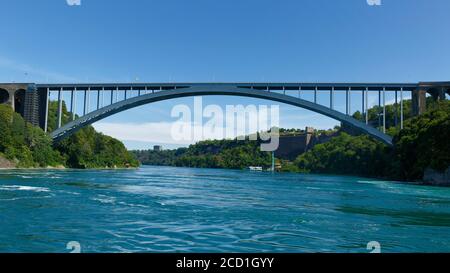 Rainbow International Bridge Niagara Falls frontiera tra Canada e Stati Uniti d'America. Foto Stock