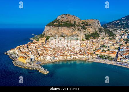 Una vista aerea della cittadina balneare di Cefalù, nella Sicilia settentrionale, vicino a Palermo, Italia Foto Stock