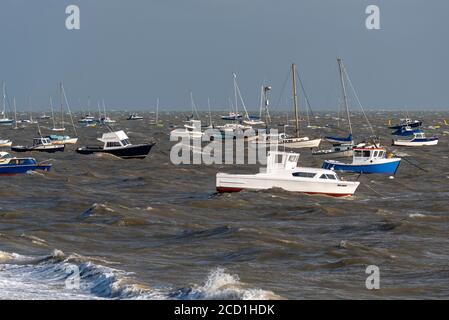 Barche e yacht in forte ondate durante i mari accidentati di Storm Francis nell'estuario del Tamigi al largo di Thorpe Bay, Southend on Sea, Essex, Regno Unito Foto Stock