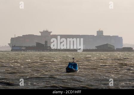 HMM Rotterdam passando Southend Pier durante le acque accidentate della tempesta Francis nell'estuario del Tamigi al largo di Southend on Sea, Essex, Regno Unito. Nave enorme Foto Stock