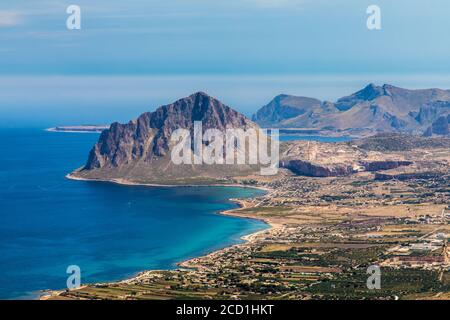 Riserva Naturale Monte cofano vicino a San Vito lo Capo dal Castello di Venere di Erice, vicino a Trapani, nella Sicilia nord-occidentale, Italia Foto Stock