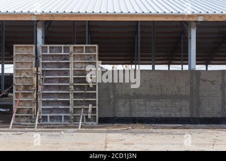 Casseforme in calcestruzzo in un cantiere. Installazione di pareti in cemento armato Foto Stock