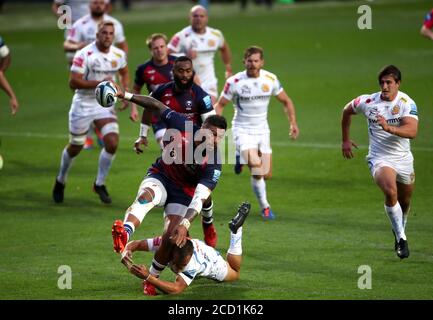Nathan Hughes di Bristol Bears (a sinistra) viene affrontato mentre corre con la palla durante la partita della Gallagher Premiership ad Ashton Gate, Bristol. Foto Stock