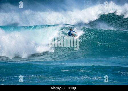 Maui, Hawaii, USA; 2016 novembre: Surfer godendo di una delle prime ondate invernali Foto Stock