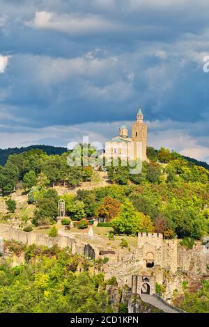 Veliko Tarnovo, città turistica della Bulgaria con la fortezza di Tsarevets Foto Stock