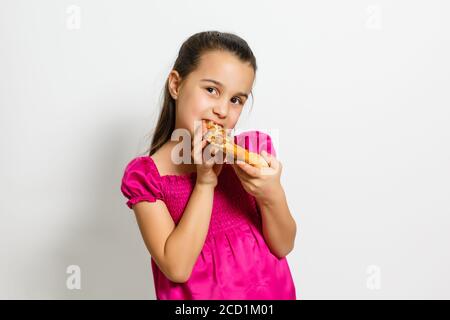 felice bambina con pizza sfondo bianco Foto Stock