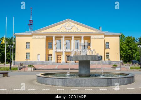 Edificio d'epoca rinnovato con emblema sovietico sulla facciata. Kohtla-Jarve. Estonia, Paesi baltici, Europa Foto Stock
