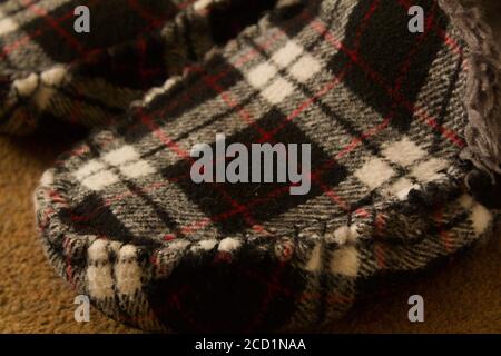 pantofole in lana a maglia motivo tartan controllato Foto Stock