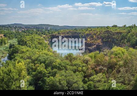 Una cava di granito allagata su un paesaggio di steppa. Cava di granito Karachunovsky alla periferia della città di Kryvyi Rih vicino al serbatoio dell'Ingu Foto Stock